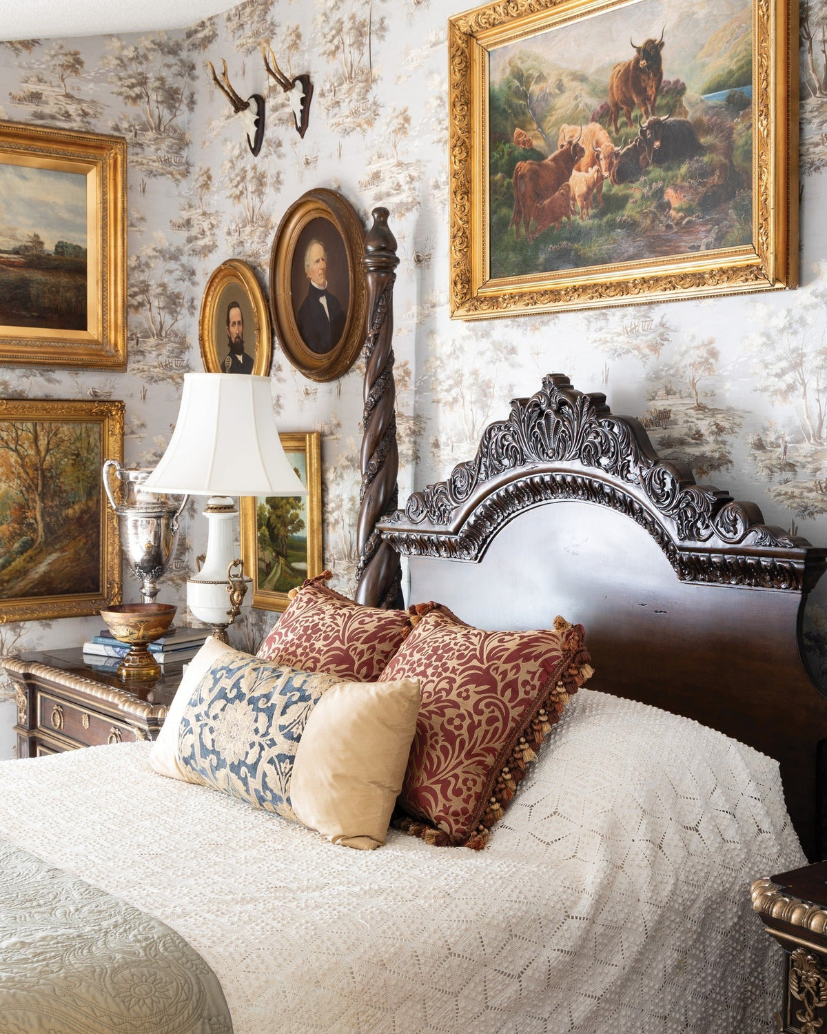 15 Antique Bedroom Ideas You'll Love