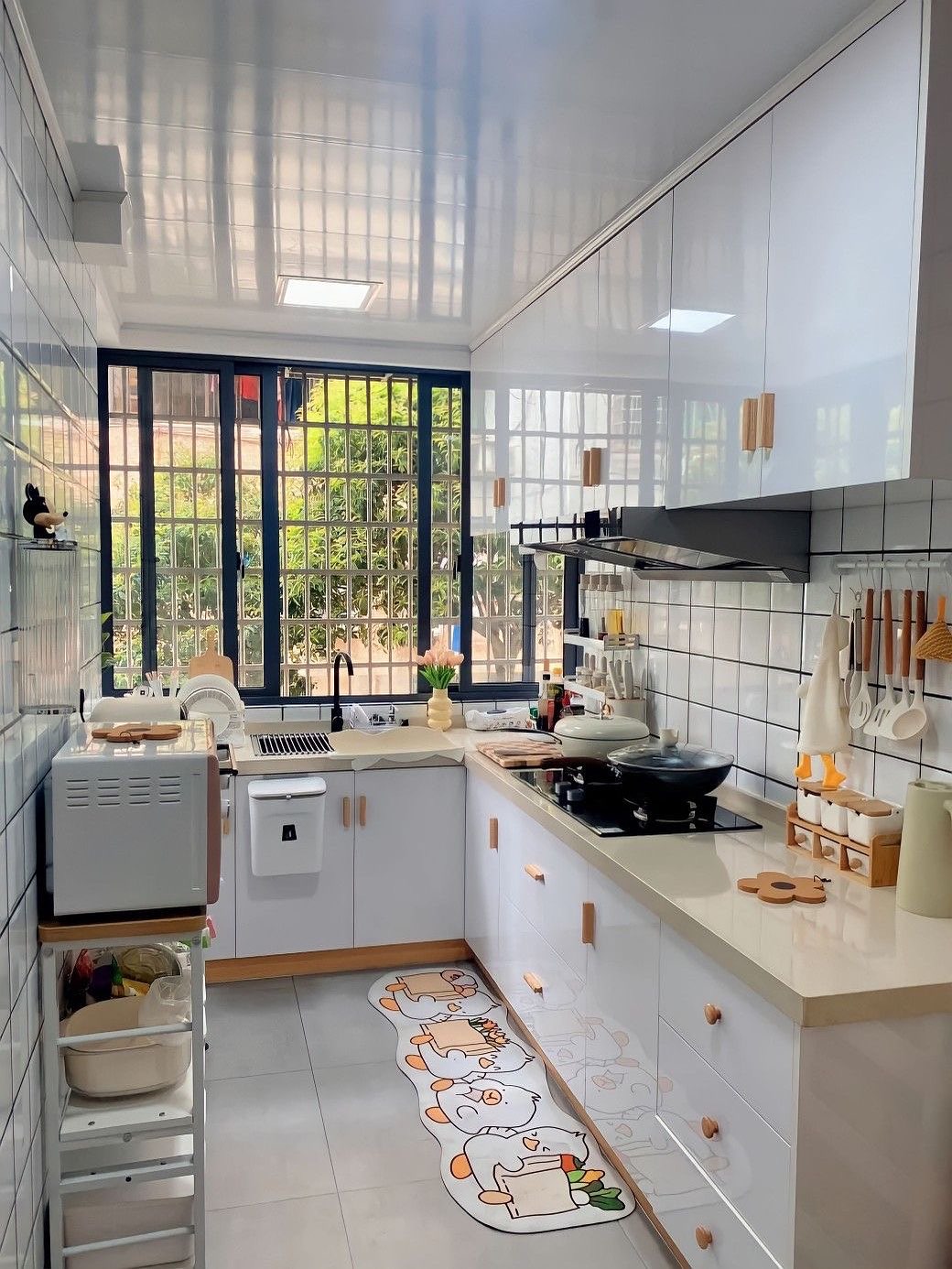 20 Clever Layouts for Small Space Kitchen Goals