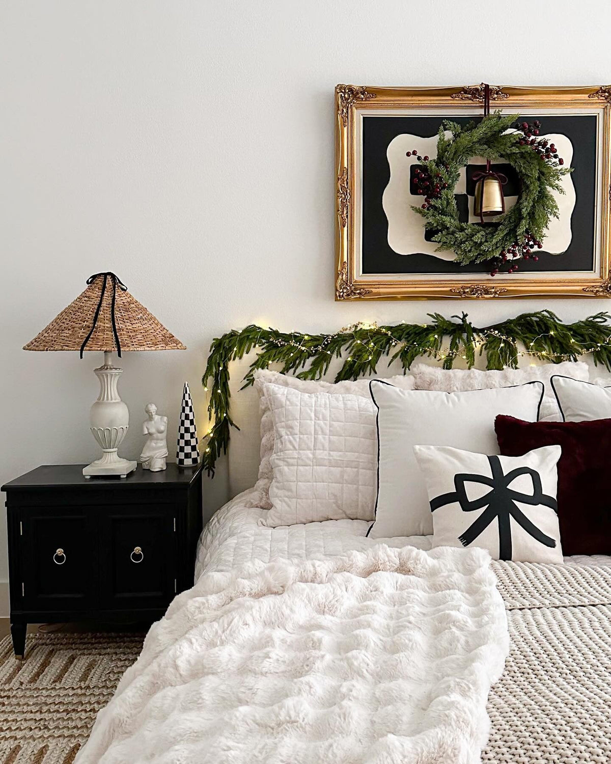 15 Cozy Christmas Bedroom Ideas You'll Love