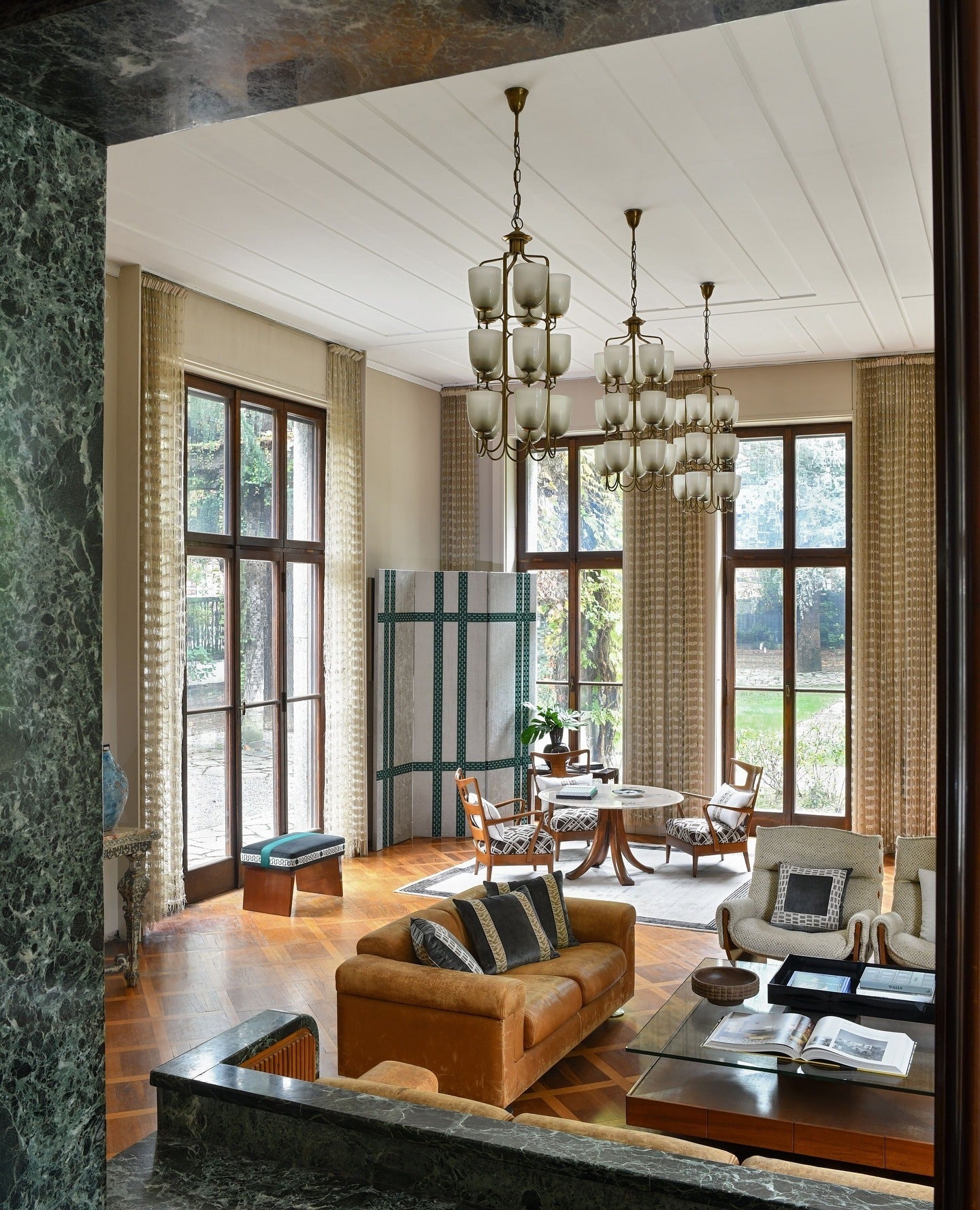 15 Chic Villa Style Living Room Ideas