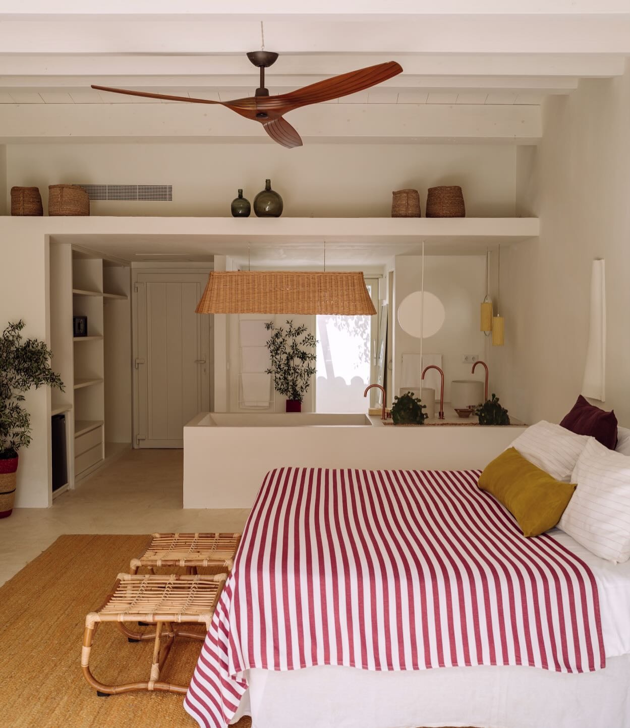 15 Chic Mediterranean Bedroom Ideas