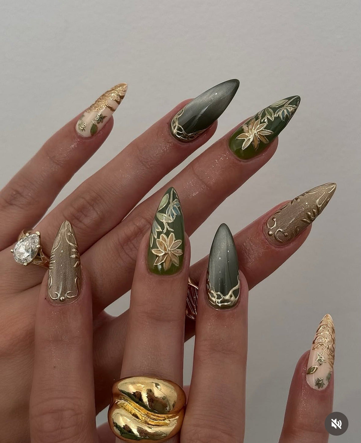 15 Chic Green And Gold Nail Ideas