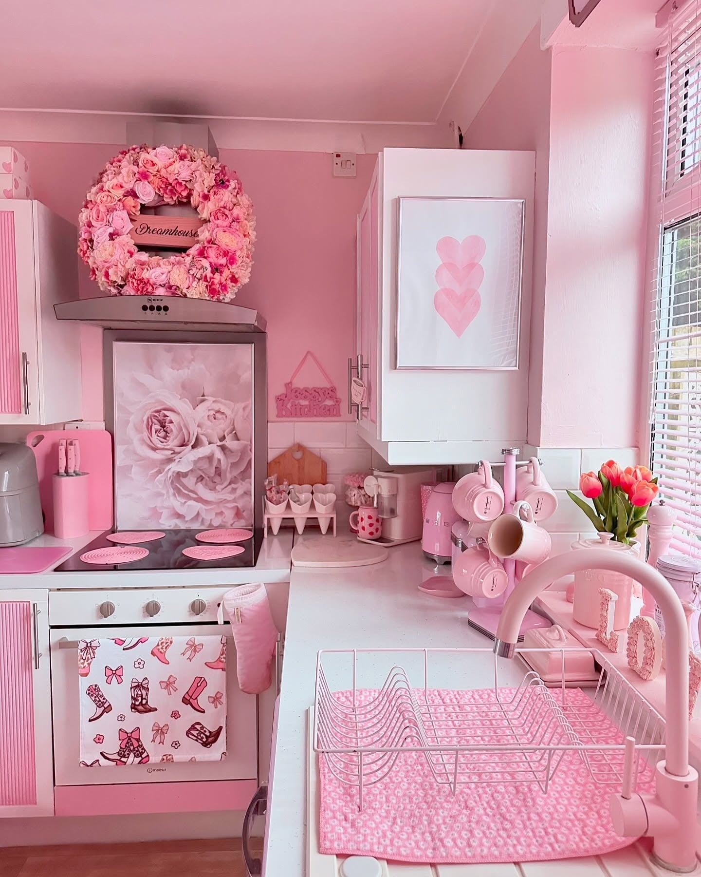 25 Cute and Clever Pink Kitchens