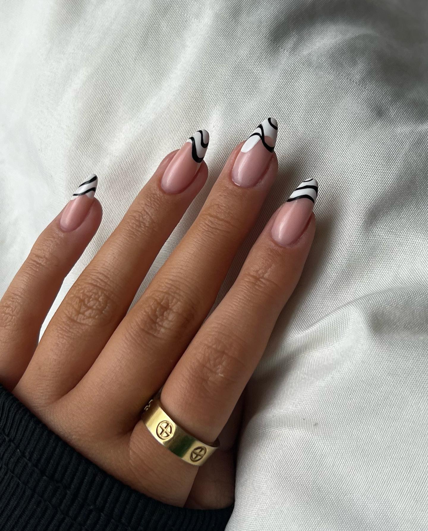 21 Elegant Black and White Nails Ideas for a Chic Look