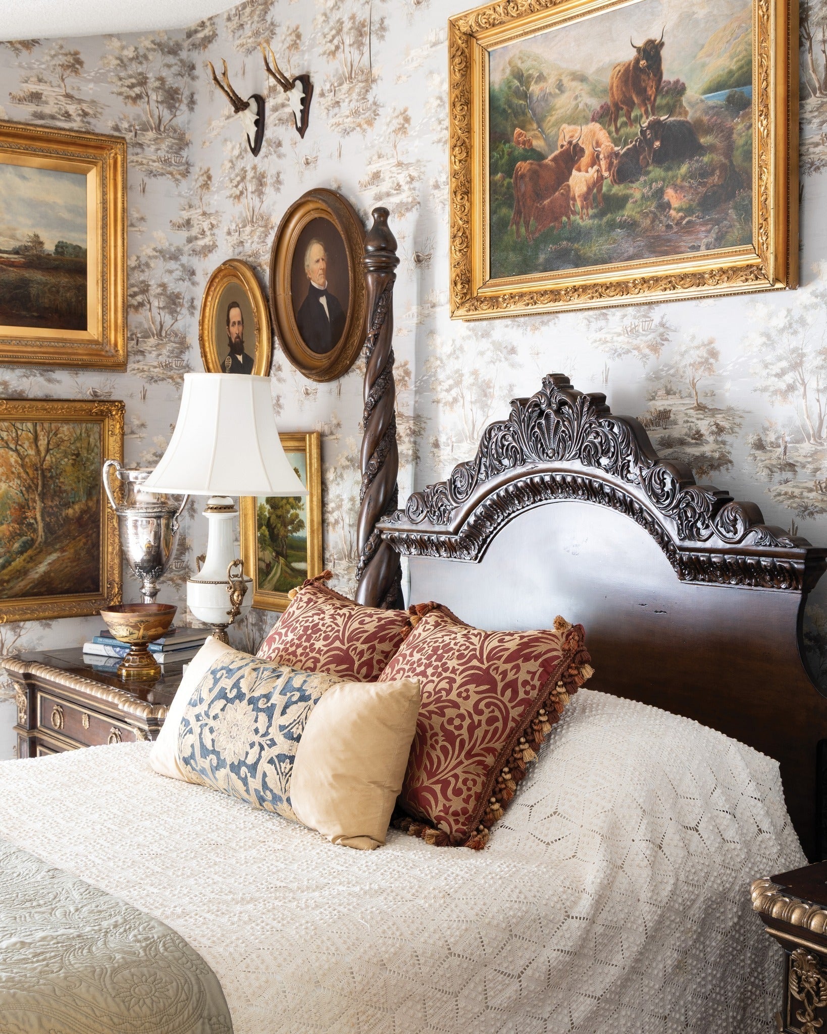15 Antique Bedroom Ideas You'll Love