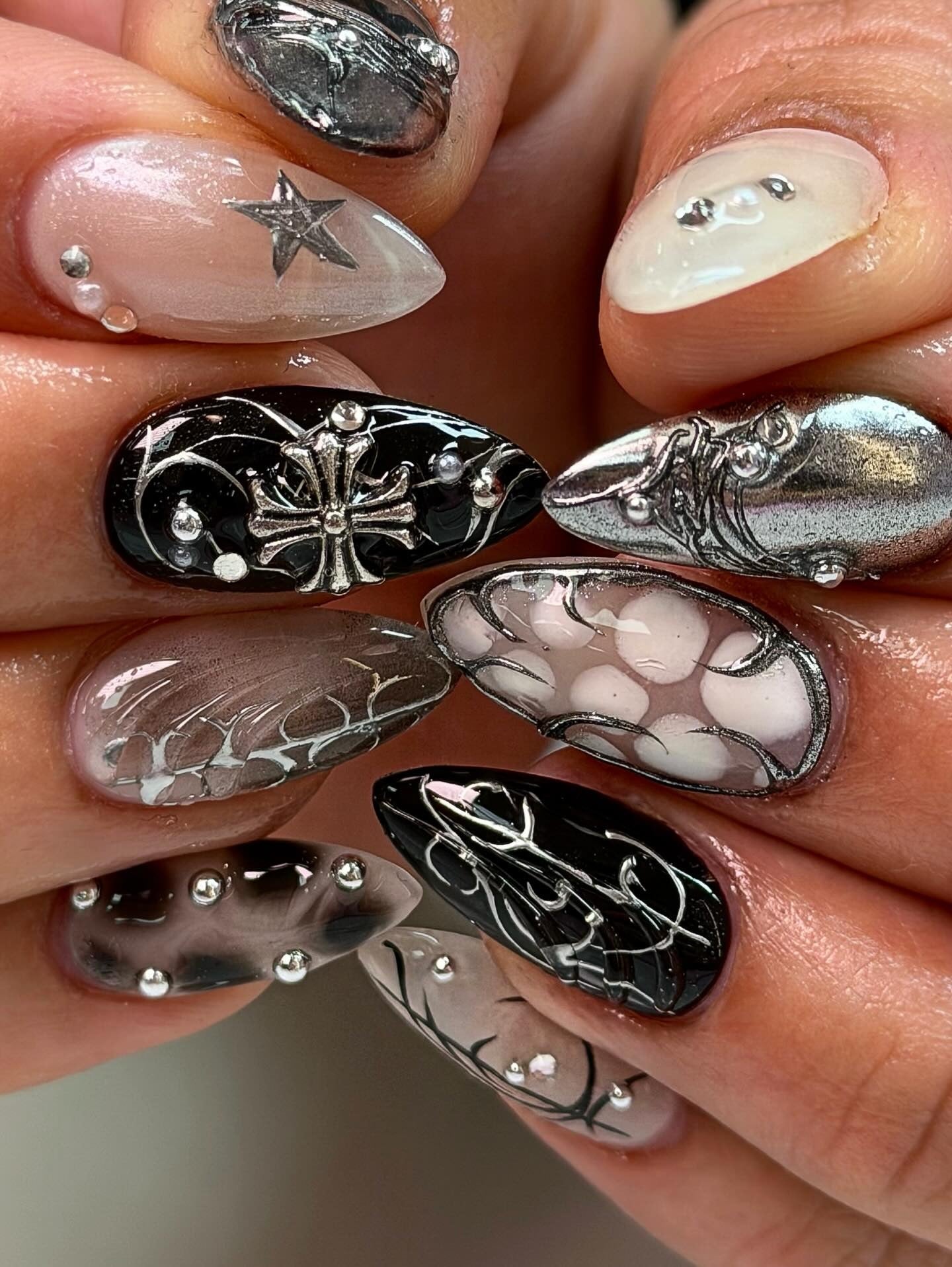 15 Chic Black And Gray Nail Ideas