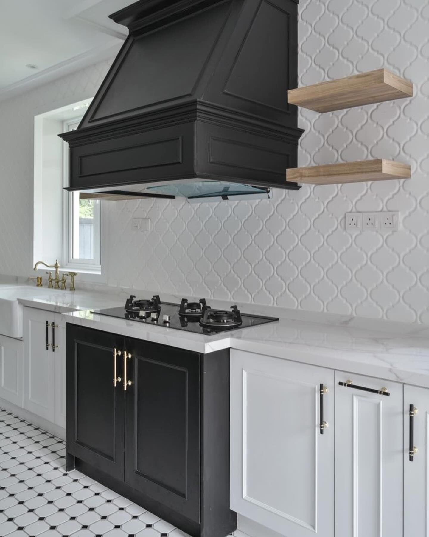 15 Chic Black And White Kitchen Cabinets Ideas