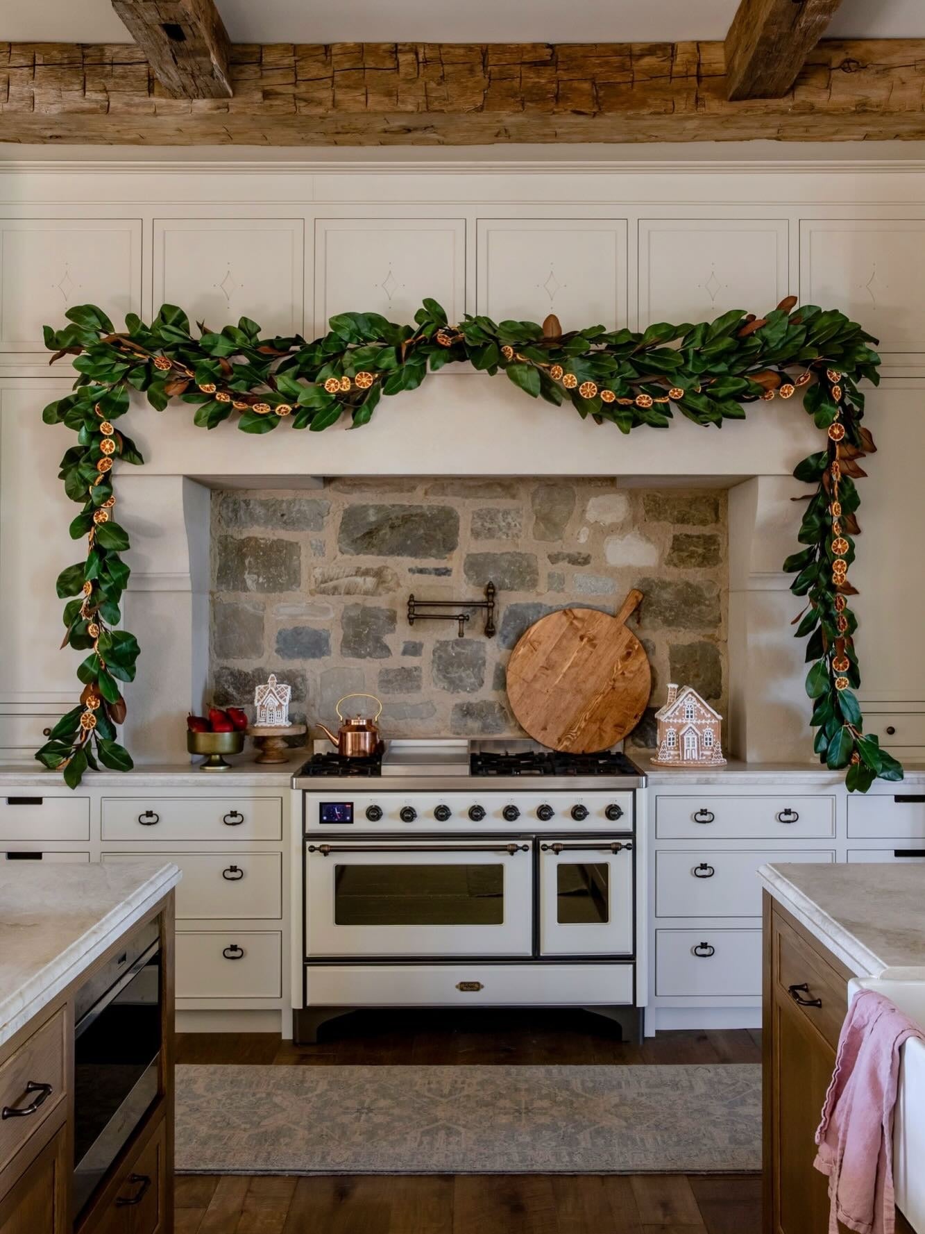 15 Cozy Decorating Ideas For Christmas Kitchen