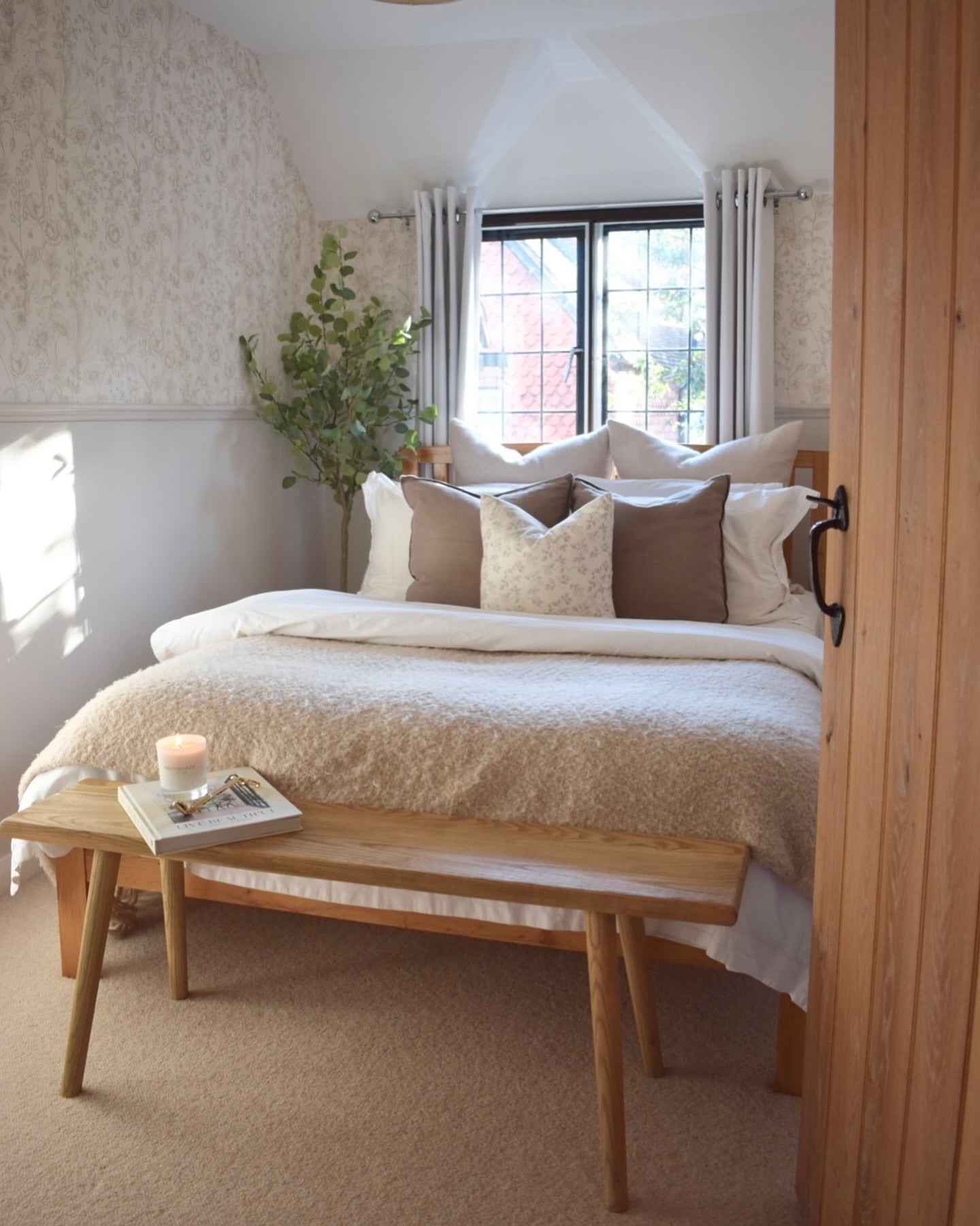 20 Chic Small Guest Bedroom Ideas You Can DIY