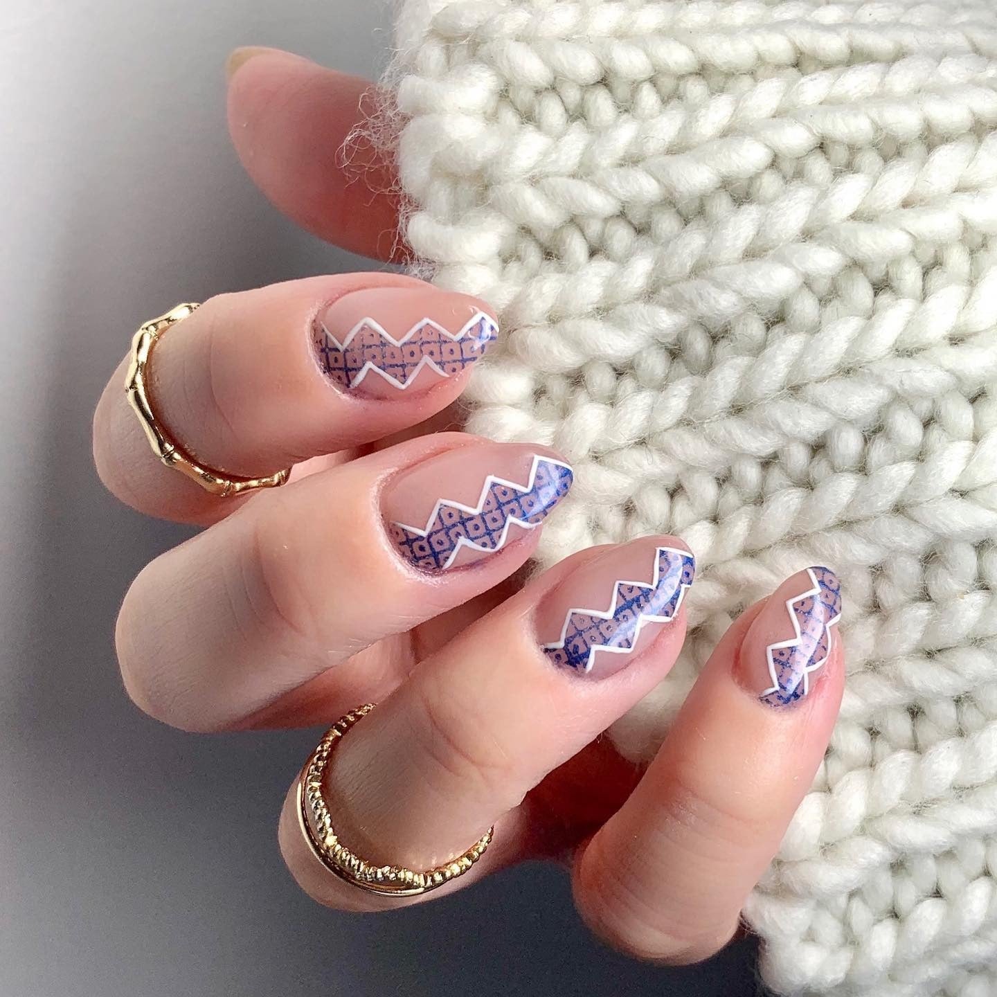 15 Chic & Modern Zig Zag Nail Ideas