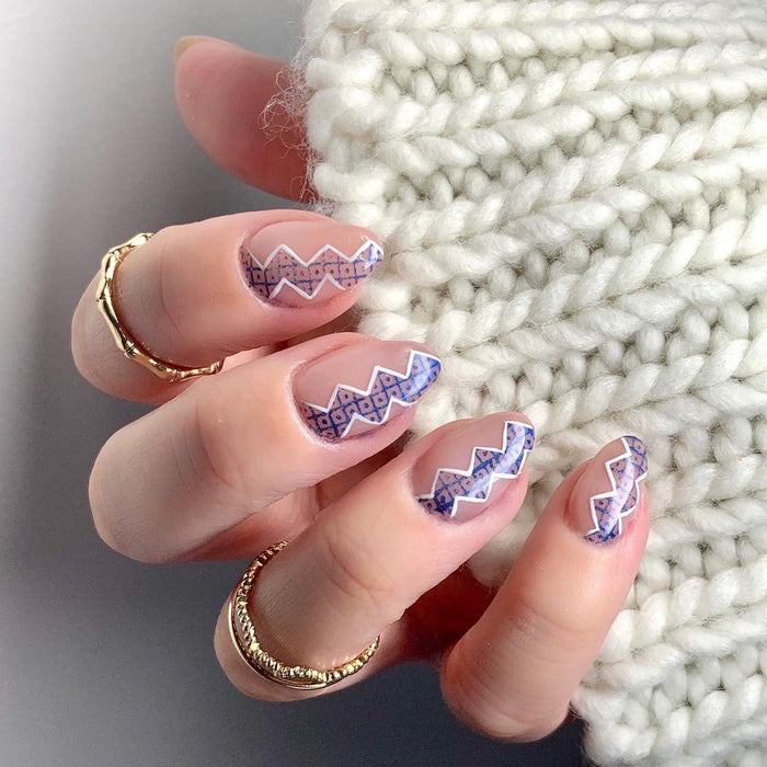 15 Chic & Modern Zig Zag Nail Ideas
