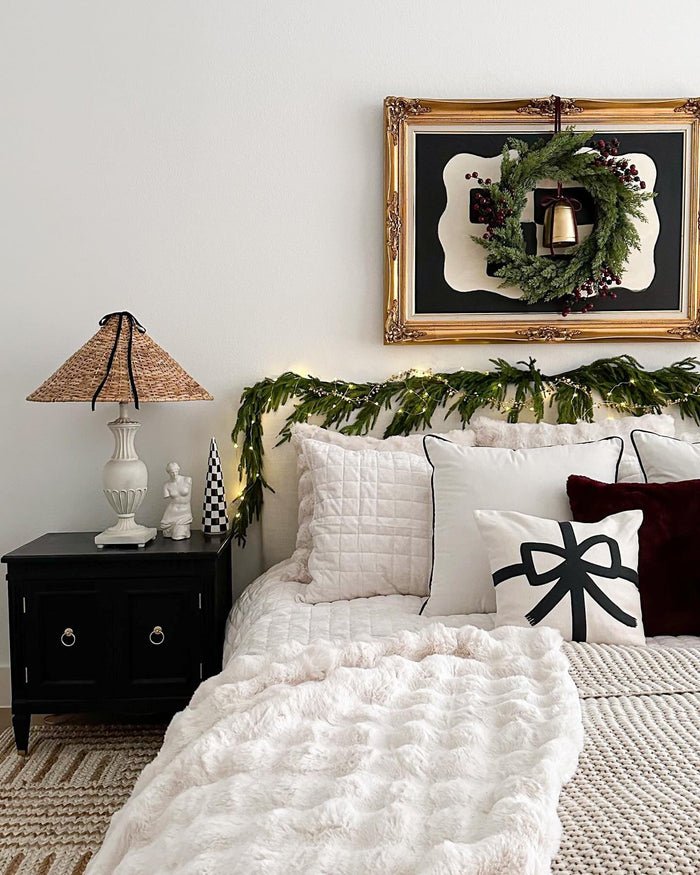 15 Cozy Christmas Bedroom Ideas You'll Love