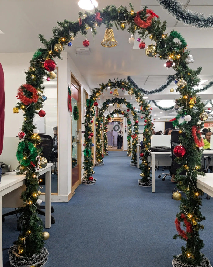 15 Elegant Christmas Office Decorating Ideas