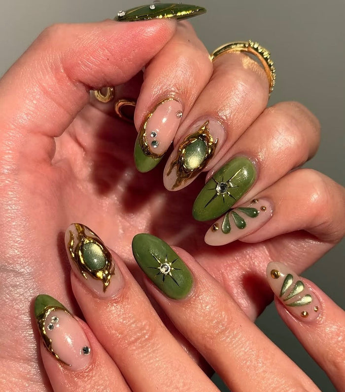 15 Chic Gold And Green Nail Ideas