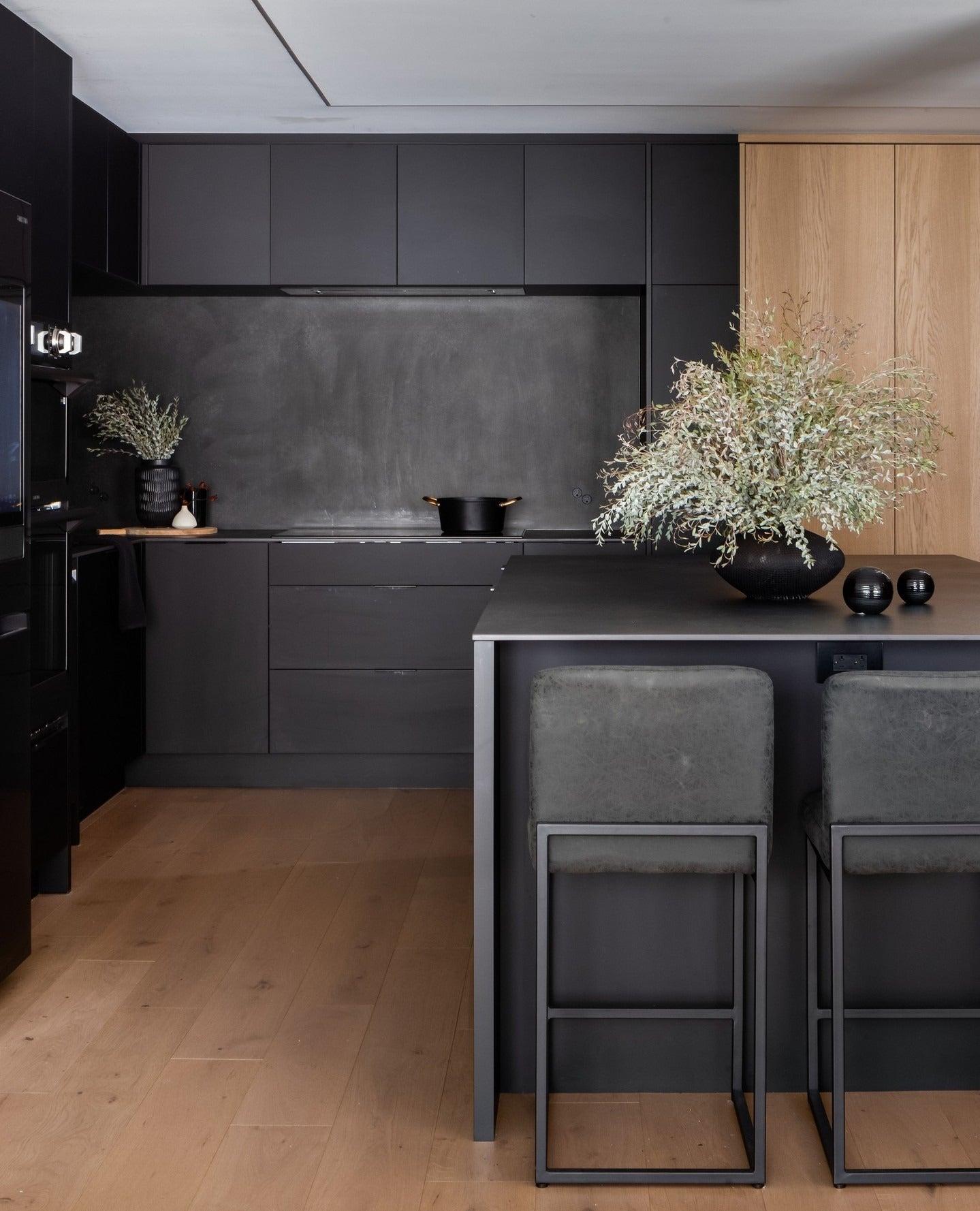 15 Gorgeous All Black Kitchen Ideas