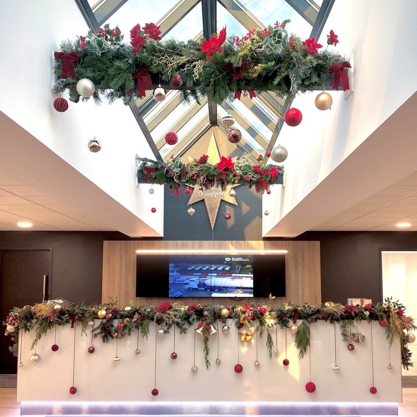 15 Cozy Christmas Office Decorating Ideas You’ll Love This Season