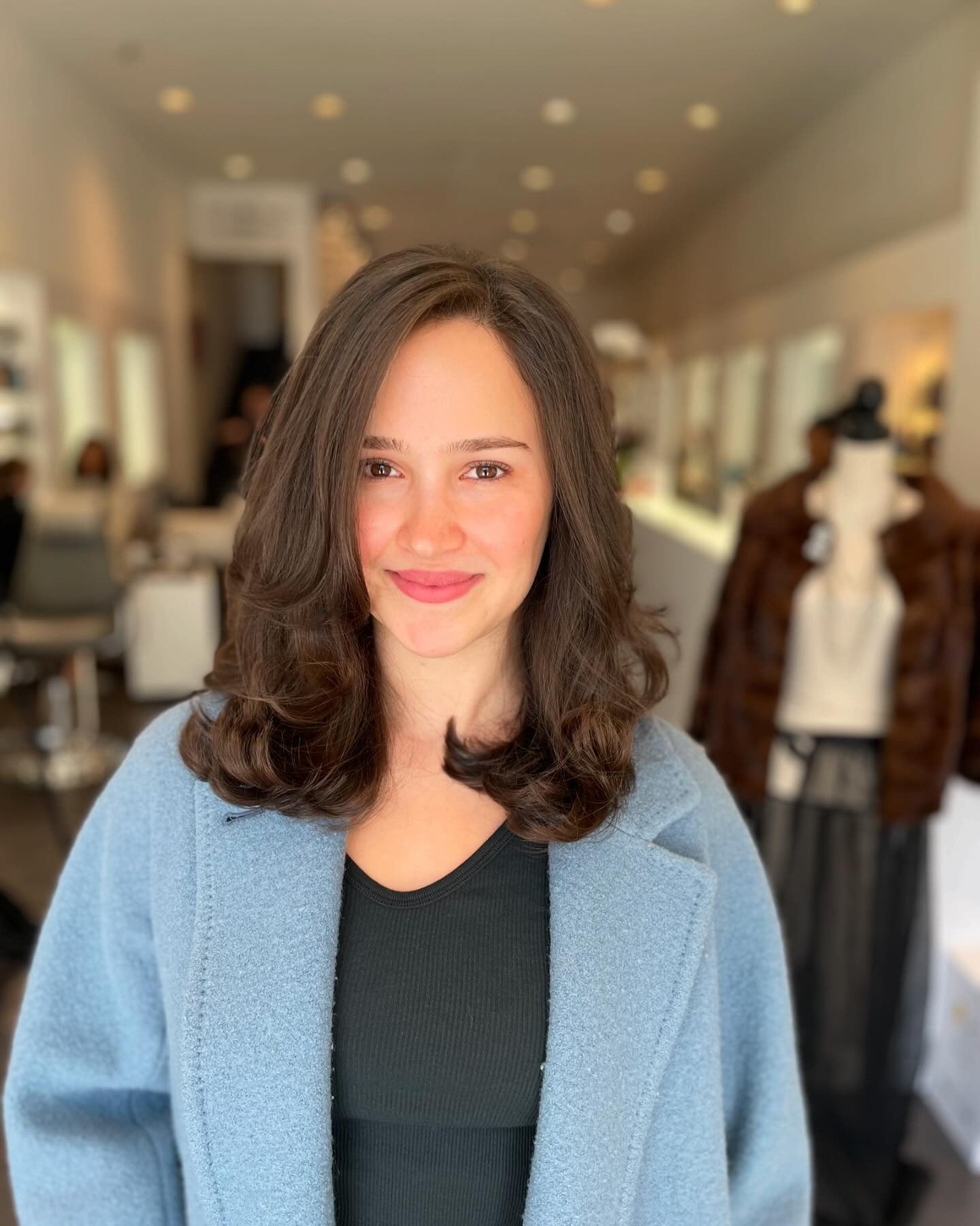 15 Must-Try Medium-Length Layered Haircuts for 2025