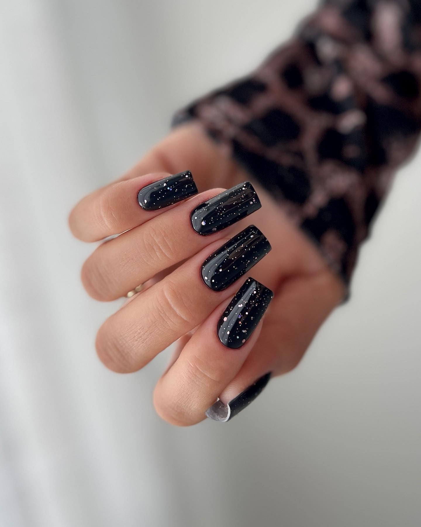15 Stunning Black And Glitter Nail Ideas