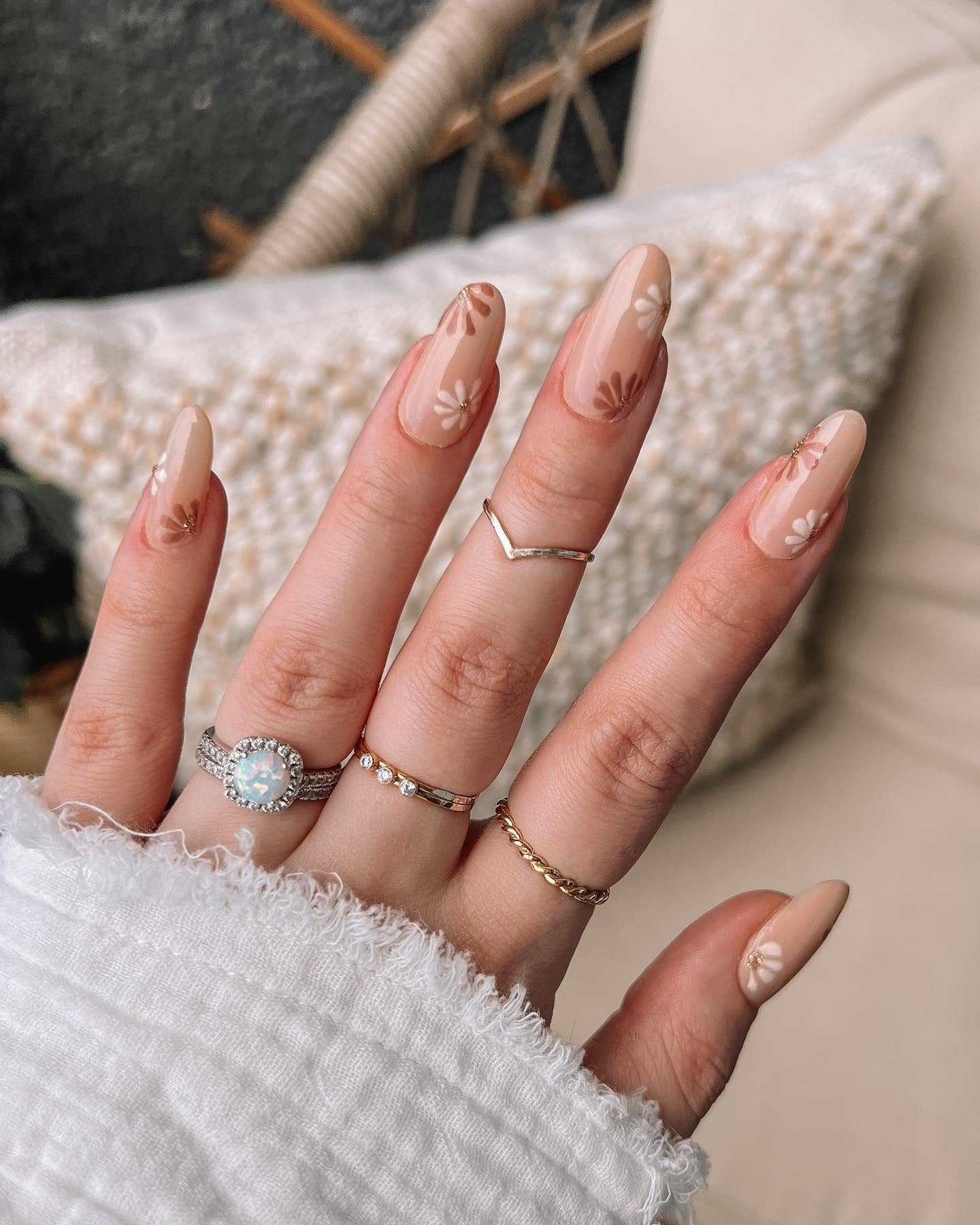 15 Minimal Neutral Nail Ideas You’ll Love