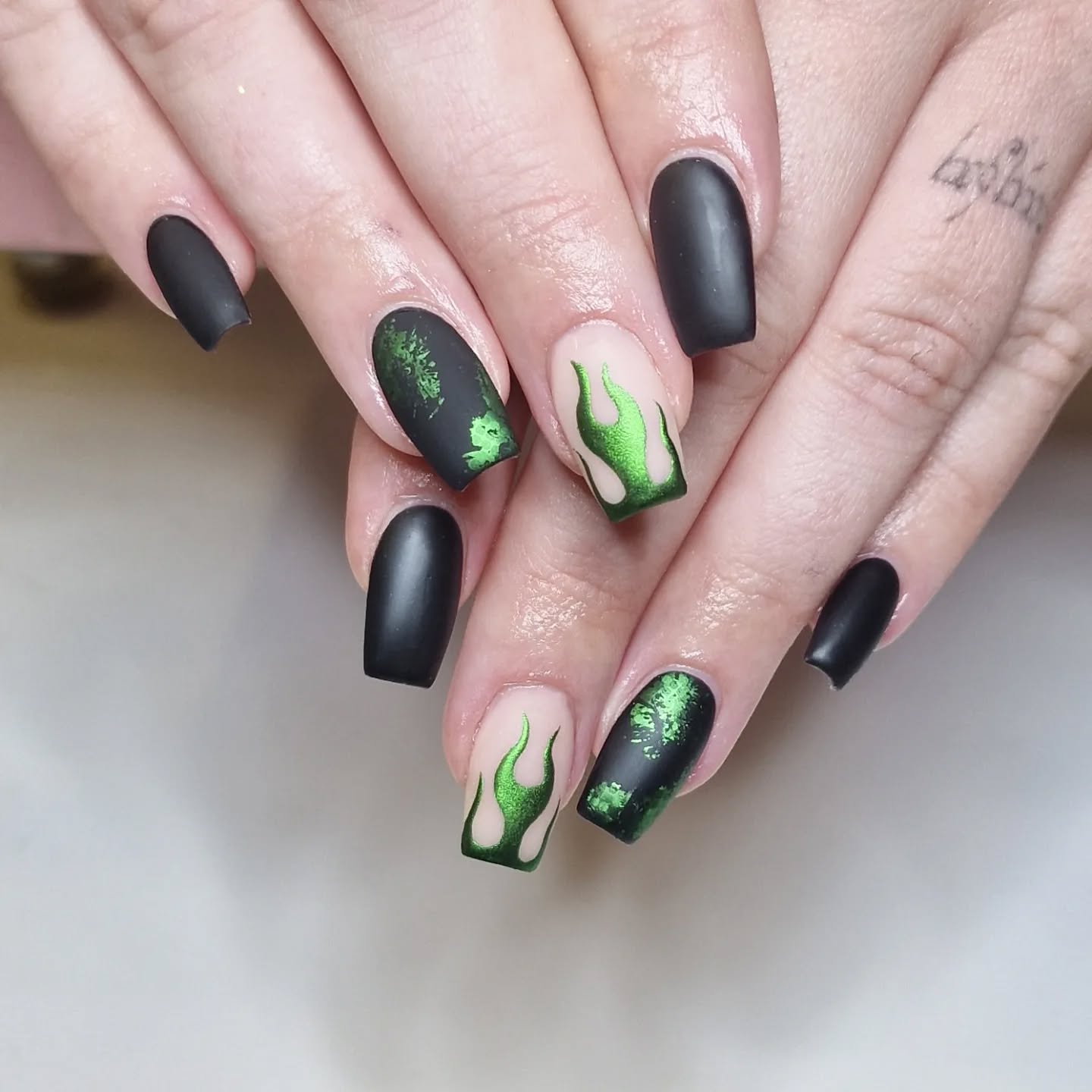 21 Best Green and Black Nail Ideas for All Seasons