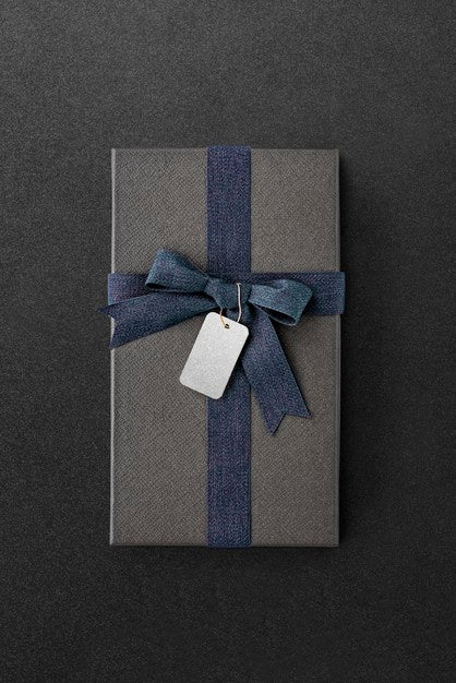 Aerial View Of Gift Box With A Tag Mockup Psd