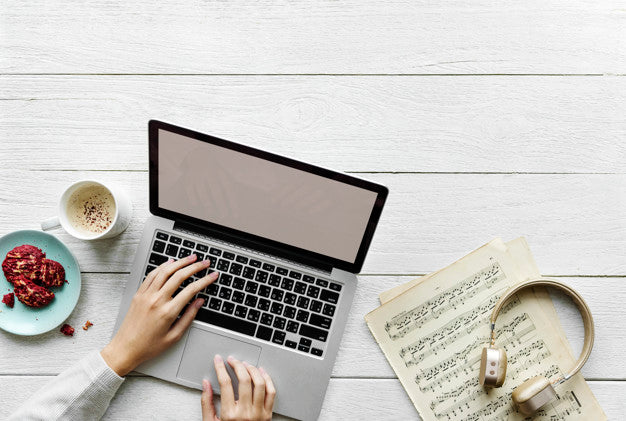 Aerial View Of Woman Using A Computer Laptop On Wooden Table Psd