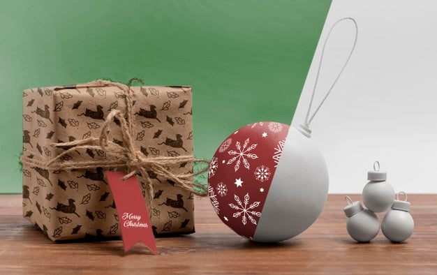 Arrangement With Christmas Globe And Gift Psd