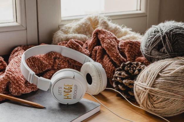 Arrangement With Headphones And Thread Psd