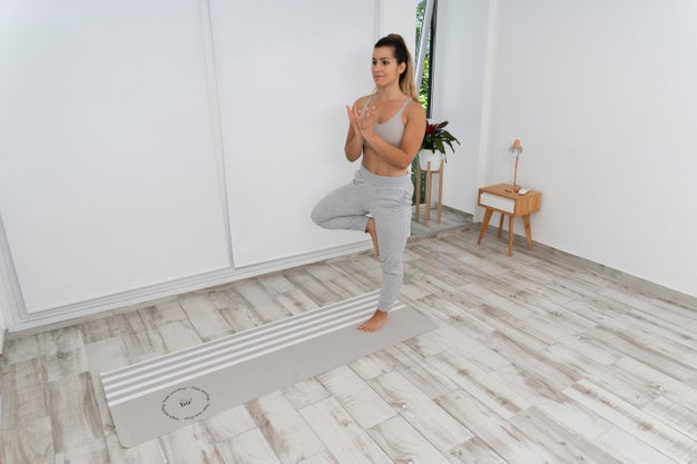 Athletic Woman Doing Yoga At Home Psd