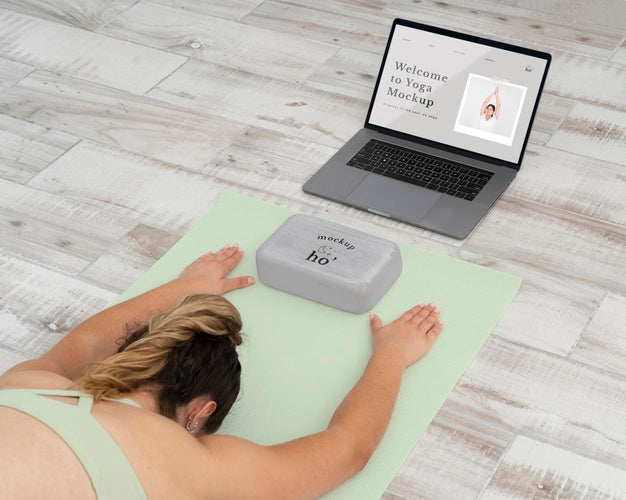 Athletic Woman Doing Yoga At Home Psd