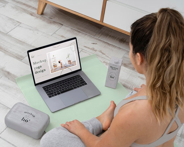 Athletic Woman Doing Yoga At Home Psd