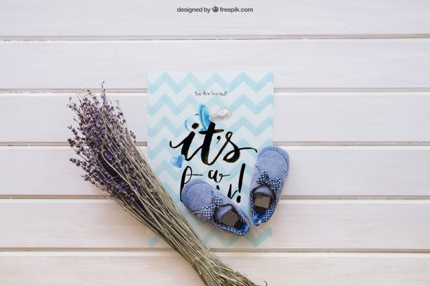 Baby Mockup With Flower Psd