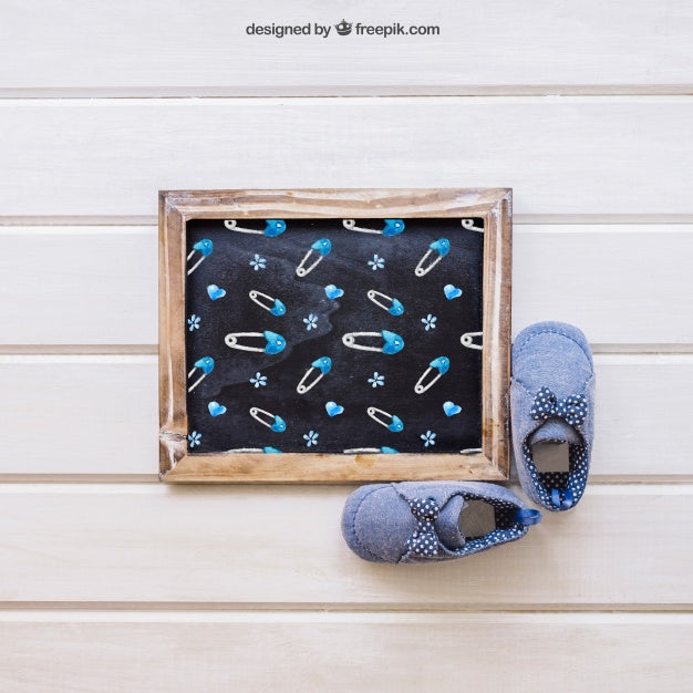 Baby Mockup With Slate And Shoes Psd