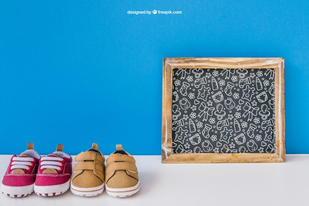 Baby Mockup With Slate And Two Pairs Of Shoes Psd