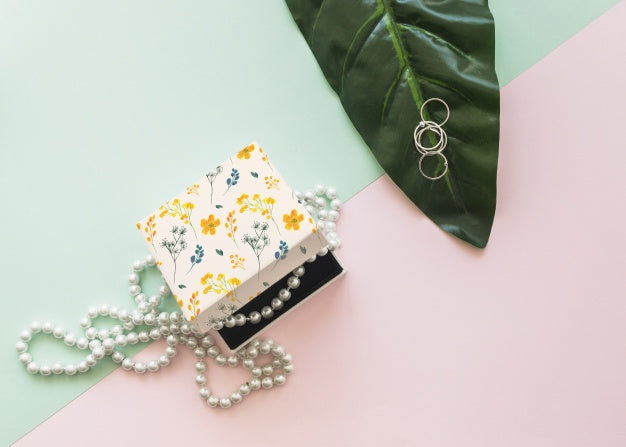 Beautiful Jewelry And Packaging Mockup Concept Psd