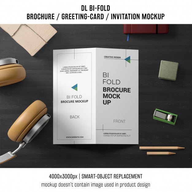 Bi-Fold Brochure Or Invitation Mockup With Still Life Concept Psd