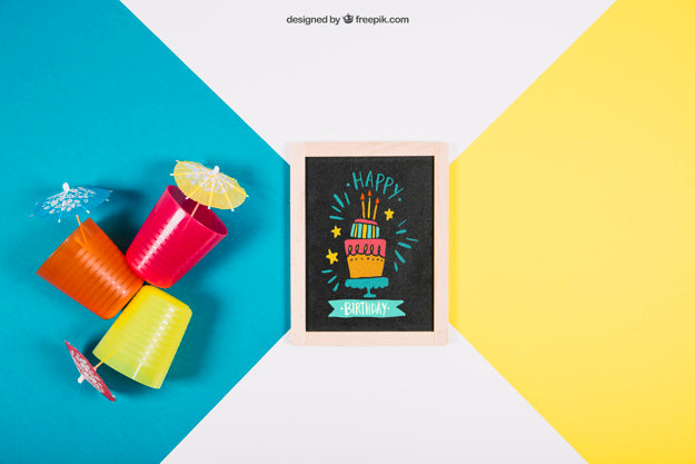 Birthday Mockup With Slate And Plastic Cups Psd