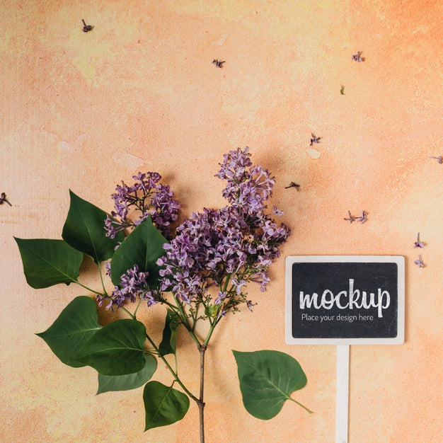 Blackboard Mock-Up With Beautiful Flowers Psd