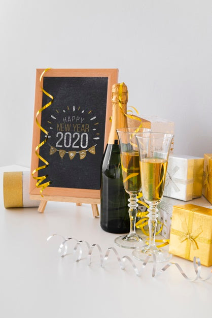 Blackboard Mock-Up With Glasses Of Champagne Psd