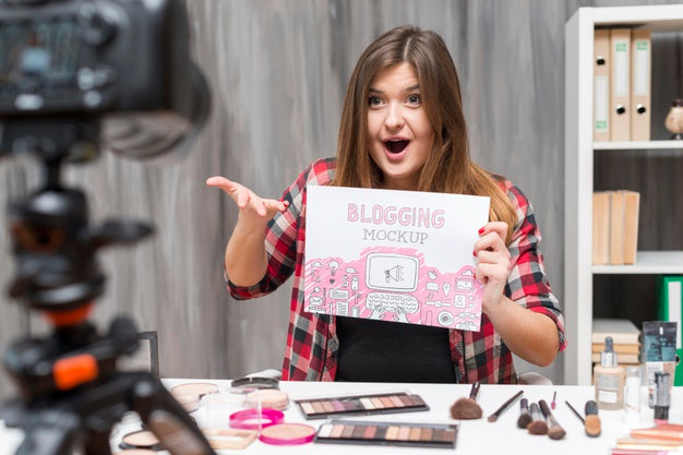 Blogger Holding Mock-Up Paper Psd