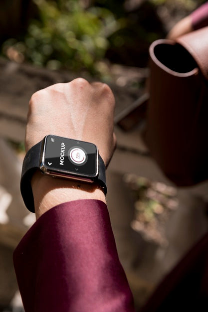 Business Woman Looking At Her Mock-Up Smartwatch Psd