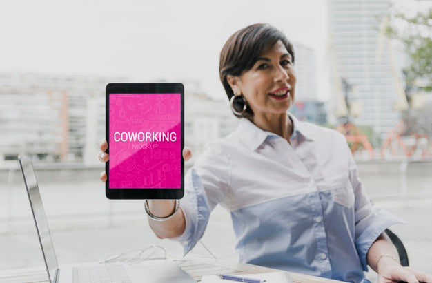 Business Woman Working On Tablet Psd