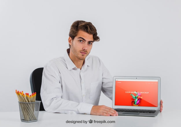 Businessman At Desk With Laptop Psd