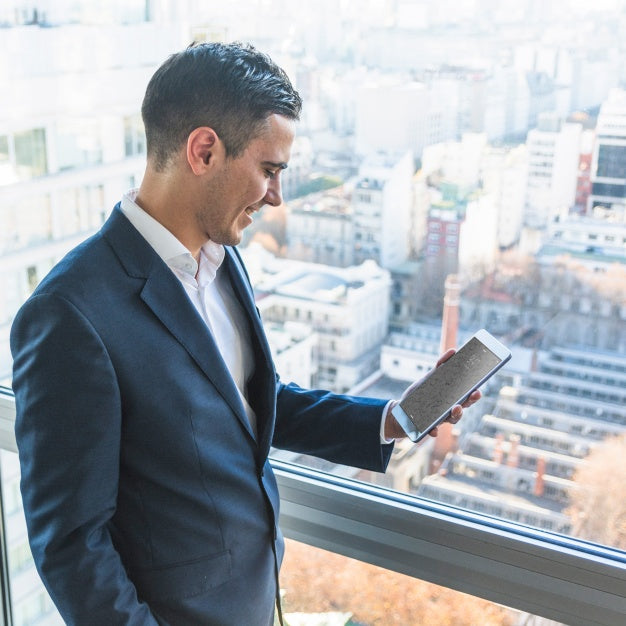 Businessman With Tablet In Front Of City Skyline Psd