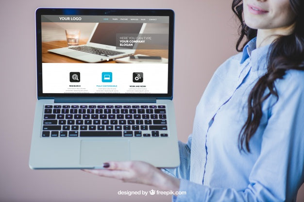 Businesswoman Presenting Laptop Psd