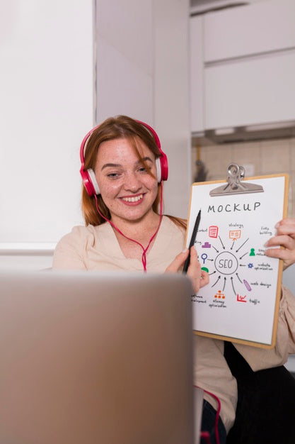 Businesswoman Showing Her Clipboard Mock-Up At A Video Conference Psd