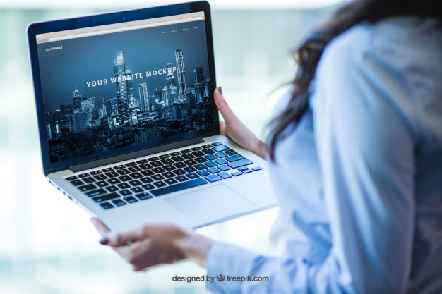 Businesswoman With Laptop Psd