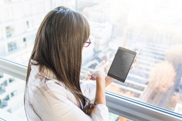 Businesswoman With Tablet In Front Of City Skyline Psd