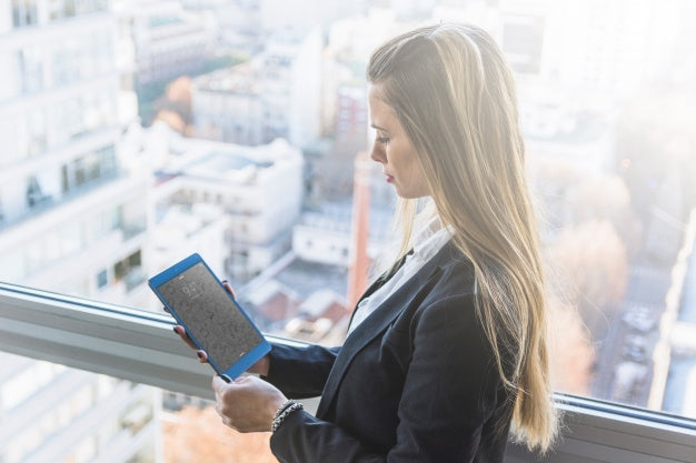 Businesswoman With Tablet In Front Of City Skyline Psd