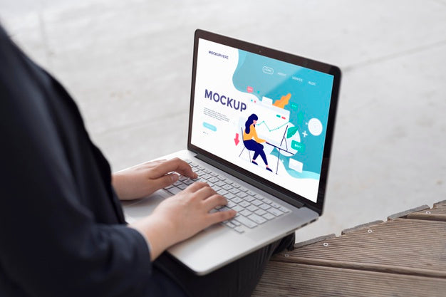 Businesswoman Working On Laptop Mock-Up Psd